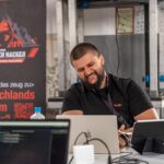 Finalist vor dem Banner von Deutschlands Bester Hacker